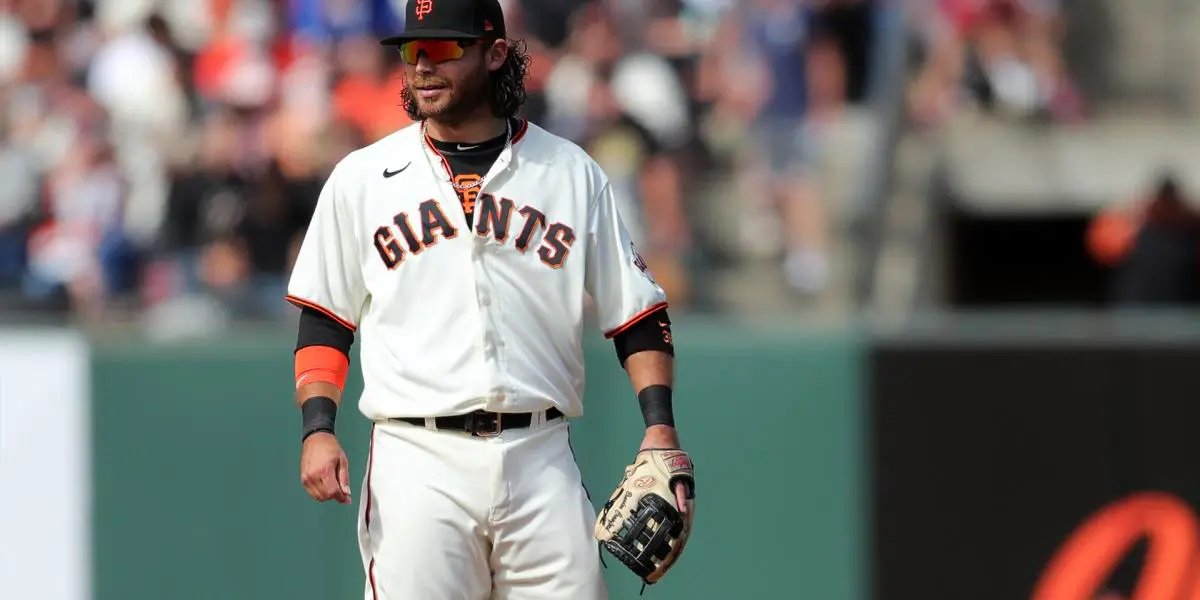 Giants shortstop Thairo Estrada hit in head by pitch, has to leave game